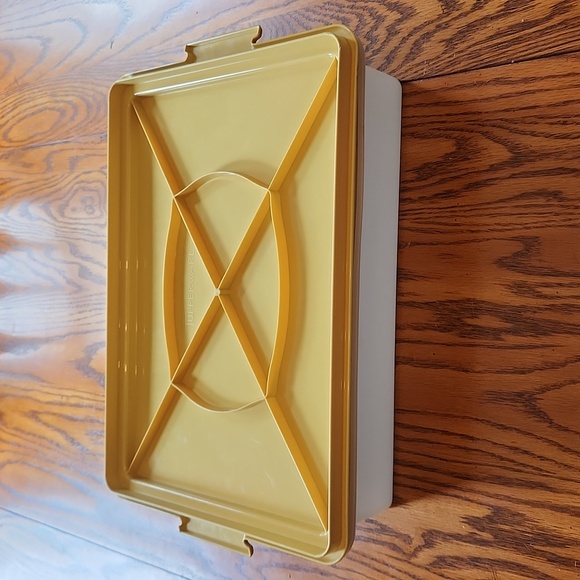 Vintage Tupperware Harvest Gold Cake Taker - Picture 6 of 7